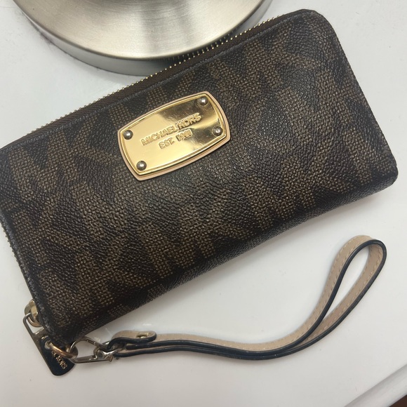Michael Kors wallet - Picture 1 of 2